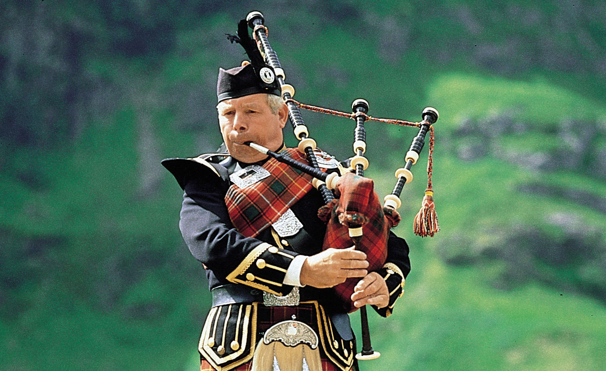 Песня англо. Волынка в Шотландии. Волынка духовой музыкальный инструмент Шотландские. Шотландия музыкальный инструмент национальный волынка. Шотландский музыкальный инструмент волынка.